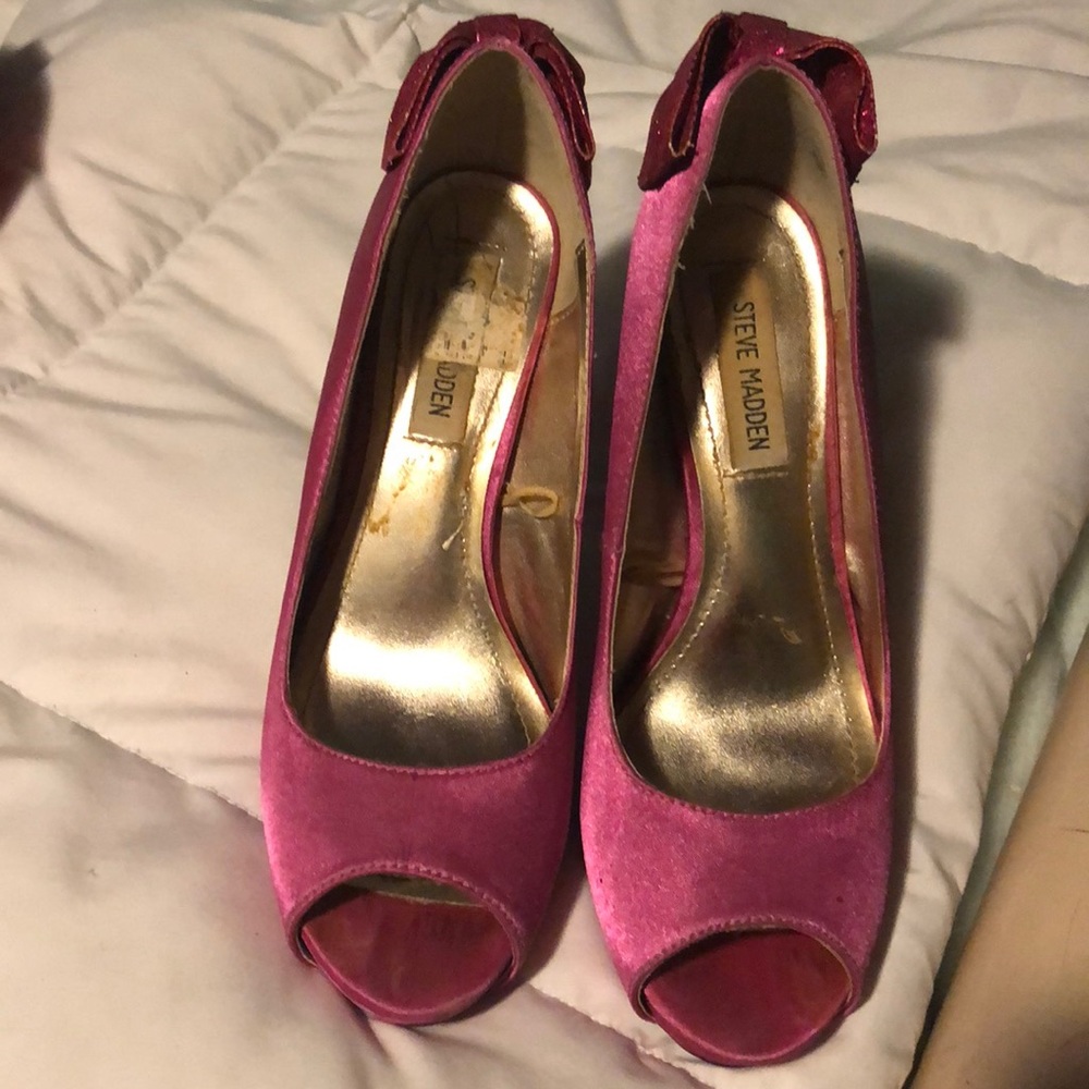 Hot pink shiny Steve Madden heels